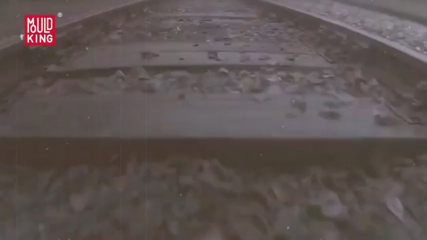 Video showcasing the Mould King 12025 Orientexpress train set with 3,981 building blocks, motorized engine, tracks, motor set, and original packaging.